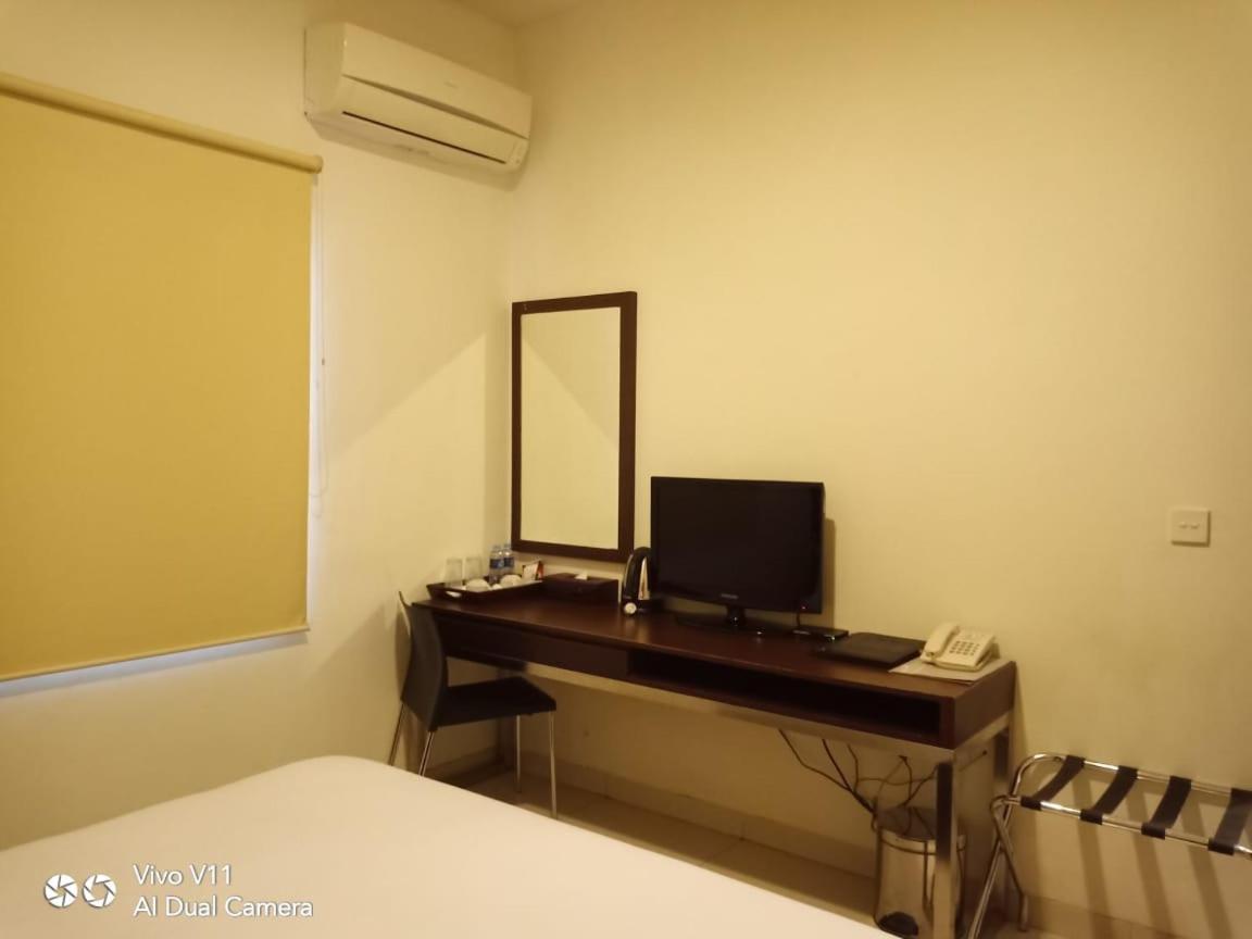 Ayla City Hotel Sorong Bagian luar foto