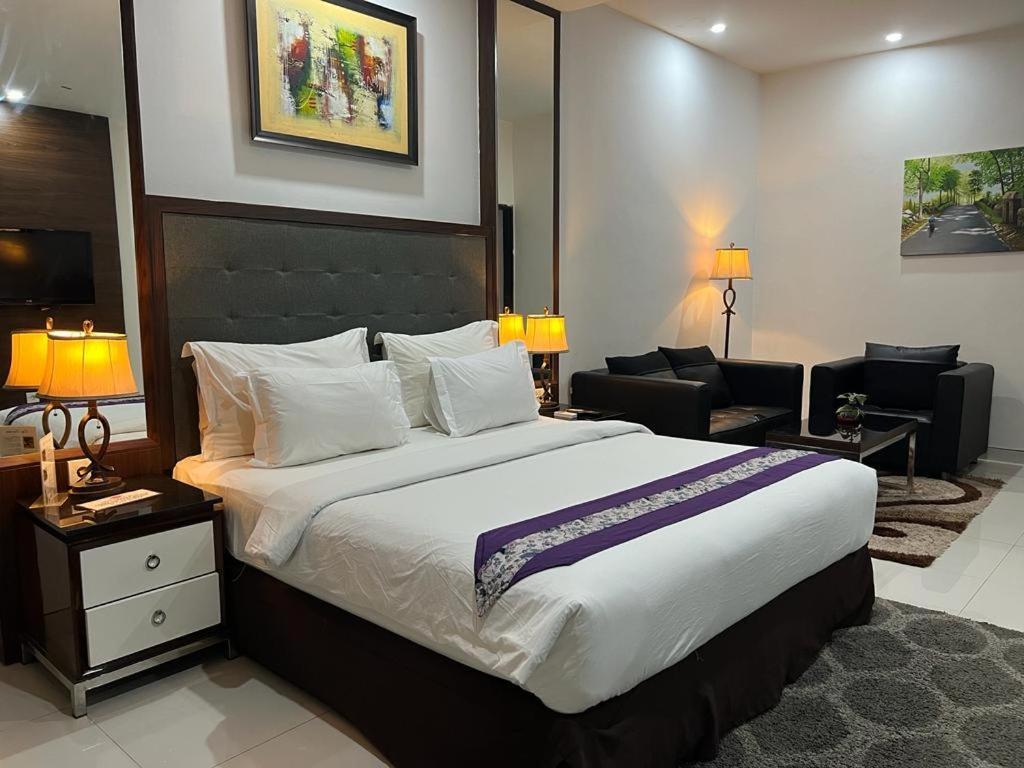 Ayla City Hotel Sorong Bagian luar foto