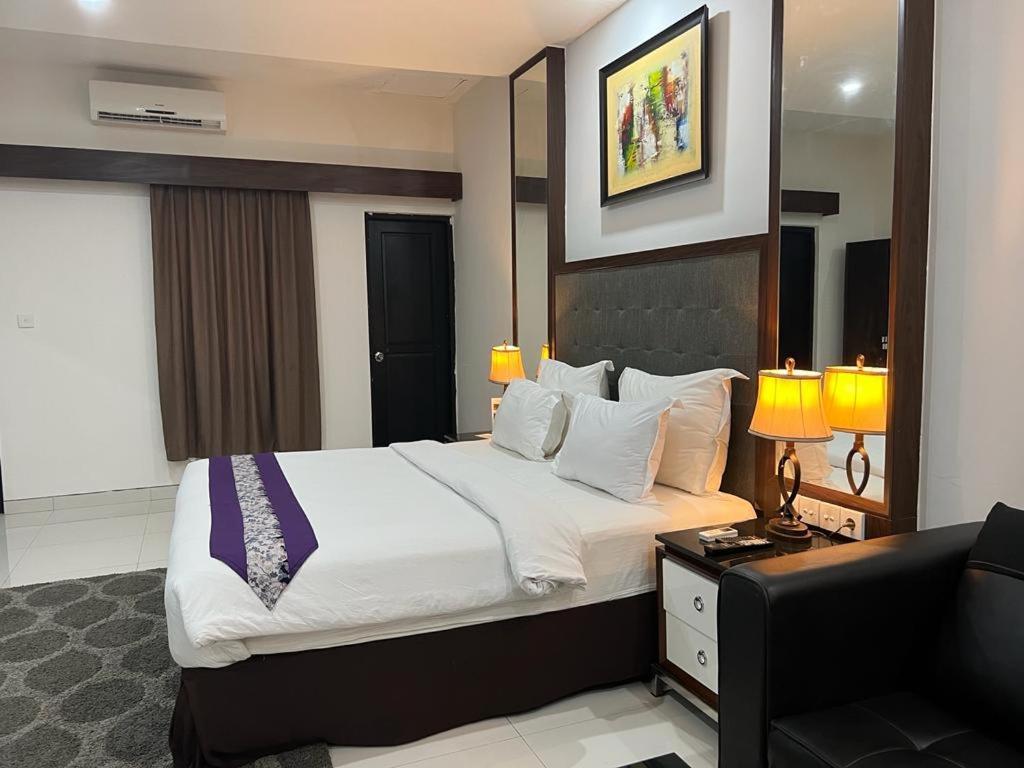 Ayla City Hotel Sorong Bagian luar foto